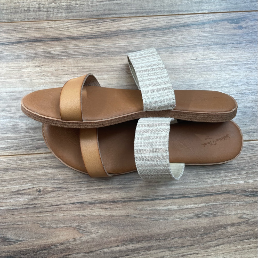 Universal Thread Beige Sandals - Picture 3 of 5